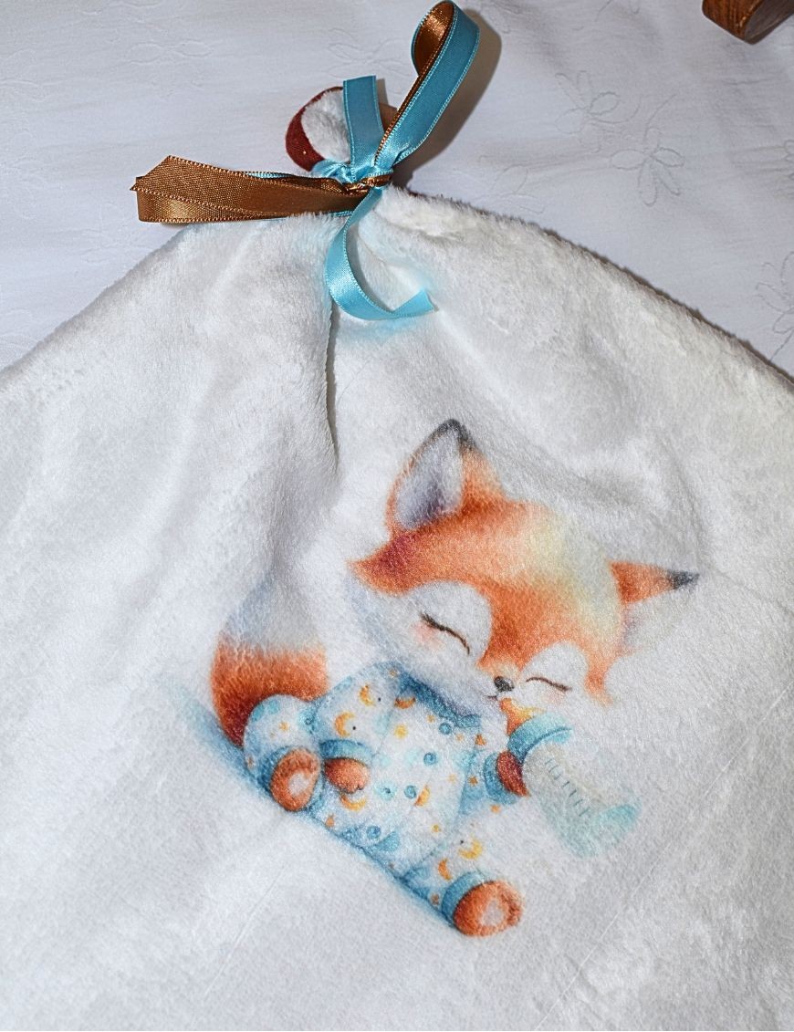 Doudou bébé personnalisé avec prénom et motif imprimé. Un beau cadeau de naissance pour fille ou garçon, à offrir avec amour.