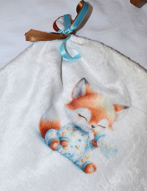 Doudou bébé personnalisé avec prénom et motif imprimé. Un beau cadeau de naissance pour fille ou garçon, à offrir avec amour.