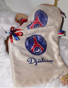 Doudou personnalisé PSG avec prénom brodé. Fait main, tout doux et unique.