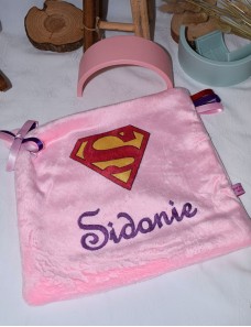 Doudou personnalisé SUPERMAN avec prénom brodé. Fait main, tout doux et unique.
