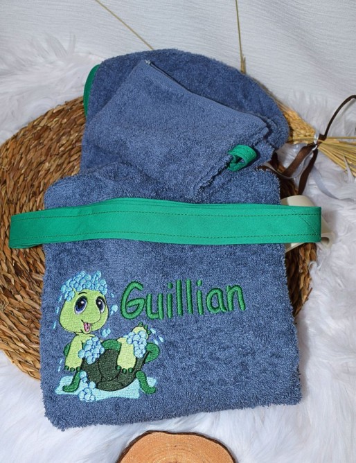 Peignoir bébé et enfant personnalisé avec capuche et motif de votre choix. Peignoir bébé et enfant personnalisé avec capuche et motif de votre choix.