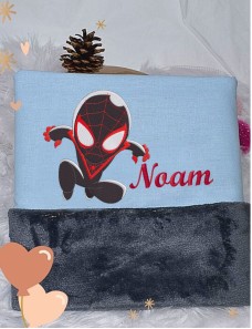 Couverture bébé personnalisée brodée avec prénom ou texte.