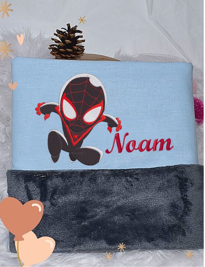 Couverture bébé personnalisée brodée avec prénom ou texte.