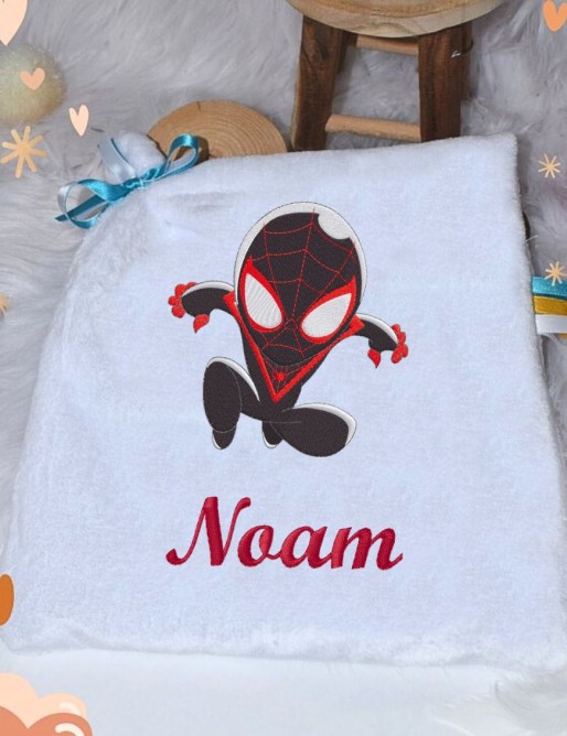 Doudou personnalisé MORALES avec prénom brodé. Fait main, tout doux et unique.