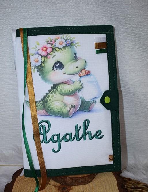 Protège carnet de santé bébé brodé avec texte ou prénom.