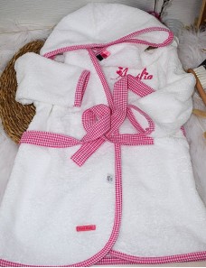 Peignoir de bain personnalisé brodé au prénom de l'enfant.