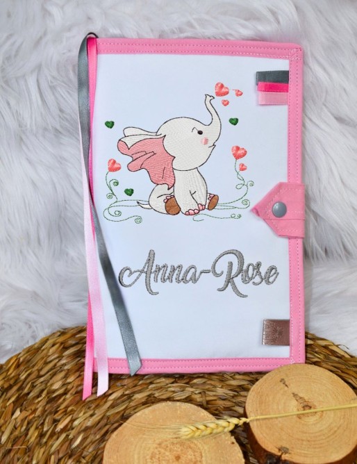 Protège carnet de santé bébé brodé avec texte ou prénom.
