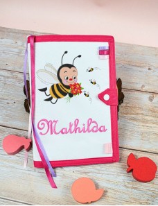 Protège carnet de santé bébé brodé avec texte ou prénom.
