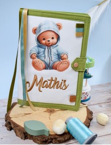 Protège carnet de santé bébé brodé avec texte ou prénom.