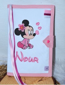 Protège carnet de santé bébé brodé avec texte ou prénom.