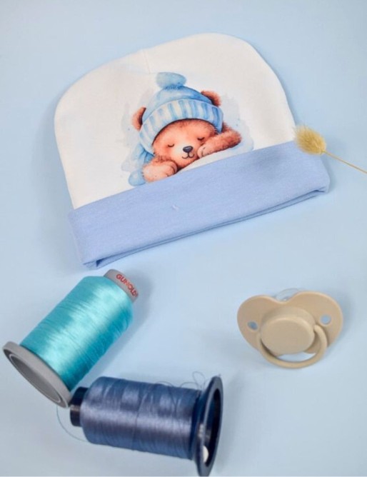 Marquez les premiers jours de bébé avec un bonnet de naissance personnalisé : un cadeau tendre et mémorable.