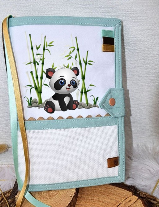 Protège Carnet de Santé PANDA à Broder au Point de Croix – Cadeau Naissance Original