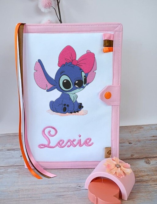 Protège carnet de santé bébé brodé avec texte ou prénom. Protège carnet de santé bébé brodé avec texte ou prénom.