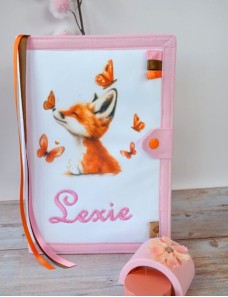 Protège carnet de santé personnalisé pour bébé – Un cadeau pratique et mémorable pour les premiers moments de vie.