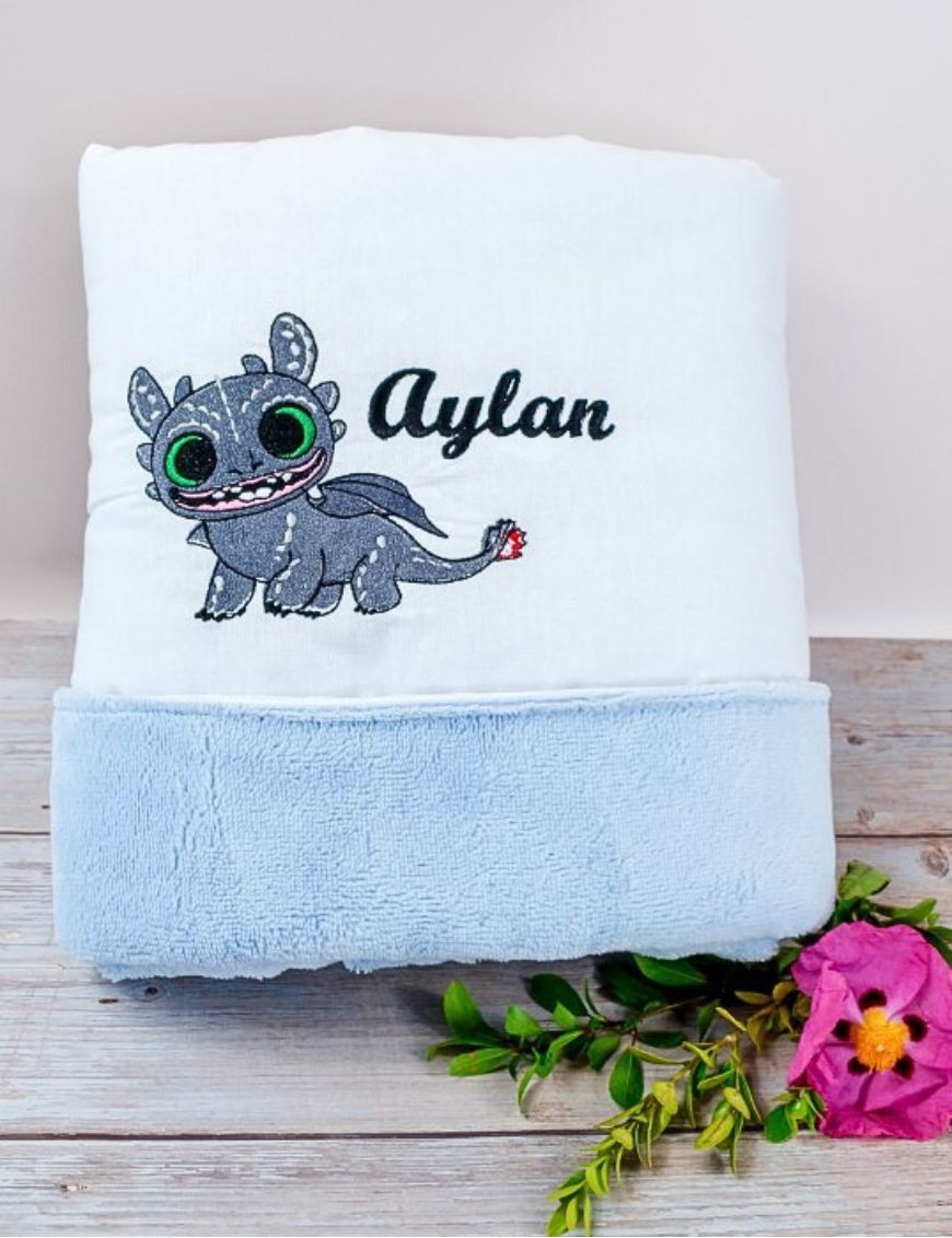 Couverture bébé personnalisée brodée avec prénom ou texte.