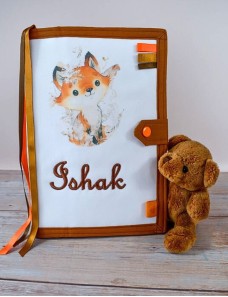 Protège carnet de santé bébé brodé avec texte ou prénom.