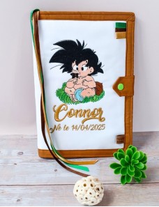 Protège carnet de santé bébé brodé avec texte ou prénom.