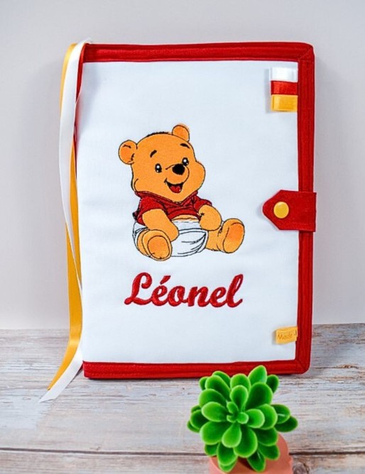 Protège carnet de santé bébé brodé avec texte ou prénom. Protège carnet de santé bébé brodé avec texte ou prénom.