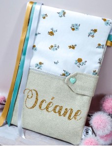 Protège carnet de santé bébé brodé avec texte ou prénom.