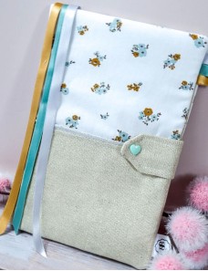 Protège carnet de santé bébé brodé avec texte ou prénom.