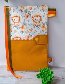 Protège carnet de santé bébé brodé avec texte ou prénom.