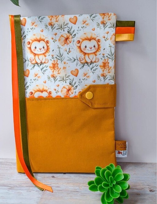 Protège carnet de santé bébé brodé avec texte ou prénom. Protège carnet de santé bébé brodé avec texte ou prénom.