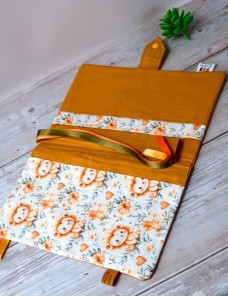 Protège carnet de santé bébé brodé avec texte ou prénom.