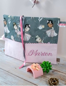 Protège carnet de santé bébé brodé avec texte ou prénom.