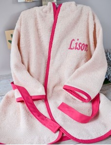 Peignoir de bain personnalisé brodé au prénom de l'enfant.