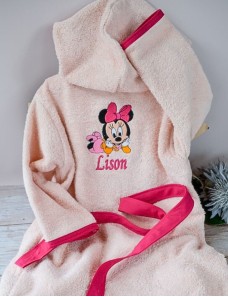 Peignoir de bain personnalisé brodé au prénom de l'enfant.