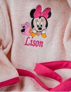 Peignoir de bain personnalisé brodé au prénom de l'enfant.