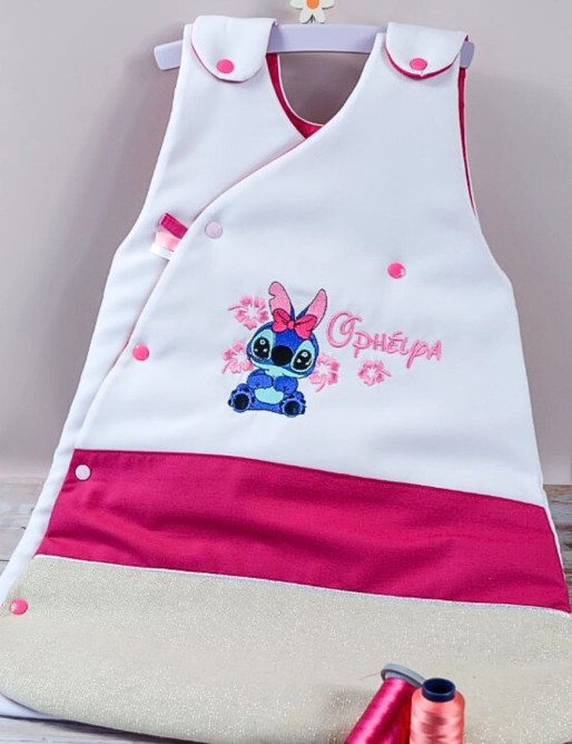 Gigoteuse en coton doublée
brodée et personnalisée STITCH Gigoteuse en coton doublée
brodée et personnalisée STITCH