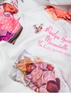 Couverture bébé personnalisée avec prénom brodé et photos.