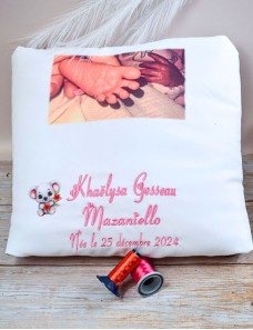 Couverture bébé personnalisée avec prénom brodé et photos.