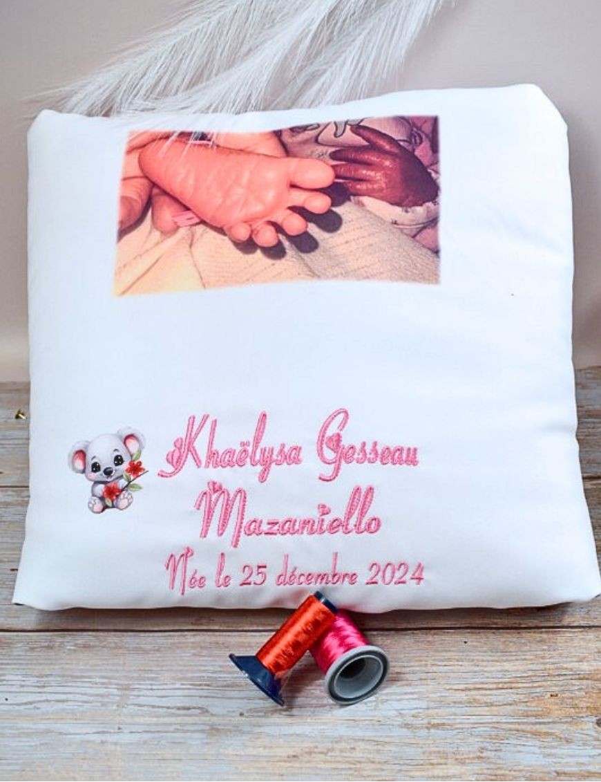 Couverture bébé personnalisée avec prénom brodé et photos.