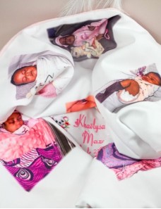 Couverture bébé personnalisée avec prénom brodé et photos.