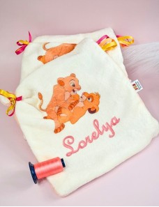 Doudou personnalisé SIMBA ET NALA avec prénom brodé. Fait main, tout doux et unique.