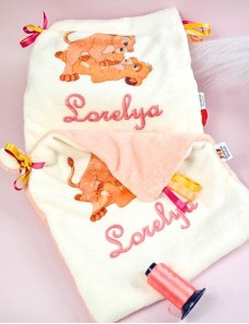 Doudou personnalisé SIMBA ET NALA avec prénom brodé. Fait main, tout doux et unique.