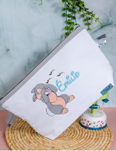 Une trousse de toilette personnalisée, pleine de douceur et de soin, pour t’accompagner partout.