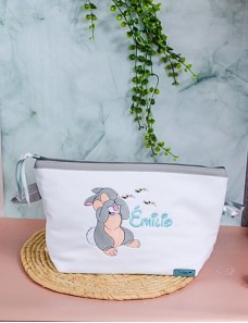 Une trousse de toilette personnalisée, pleine de douceur et de soin, pour t’accompagner partout.