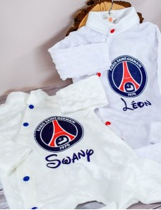 Un pyjama bébé personnalisé, parfait pour un sommeil paisible avec un adorable motif PSG