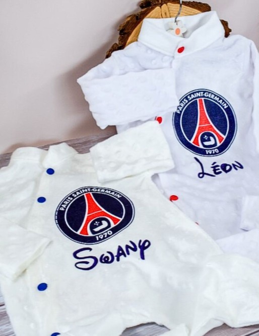 Un pyjama bébé personnalisé, parfait pour un sommeil paisible avec un adorable motif PSG