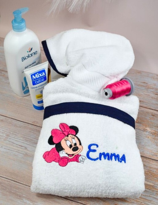Peignoir bébé et enfant personnalisé avec capuche et motif de votre choix. Peignoir bébé et enfant personnalisé avec capuche et motif de votre choix.