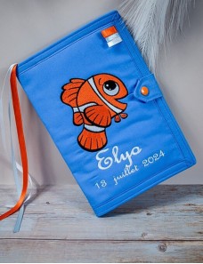 Protège carnet de santé bébé brodé avec texte ou prénom.