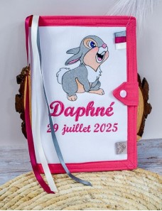 Protège carnet de santé bébé brodé avec texte ou prénom.