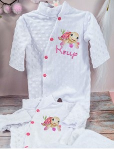 Un pyjama bébé personnalisé, parfait pour un sommeil paisible avec un adorable motif Tortue !