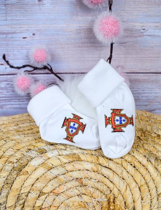 Des petites chaussettes toutes douces, personnalisées avec le prénom de bébé Des petites chaussettes toutes douces, personnalisées avec le prénom de bébé
