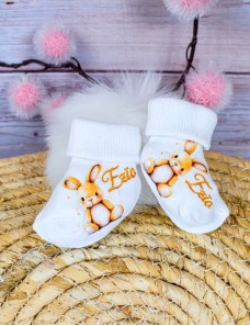 Des petites chaussettes toutes douces, personnalisées avec le prénom de bébé