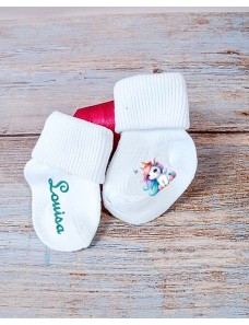 Des petites chaussettes toutes douces, personnalisées avec le prénom de bébé