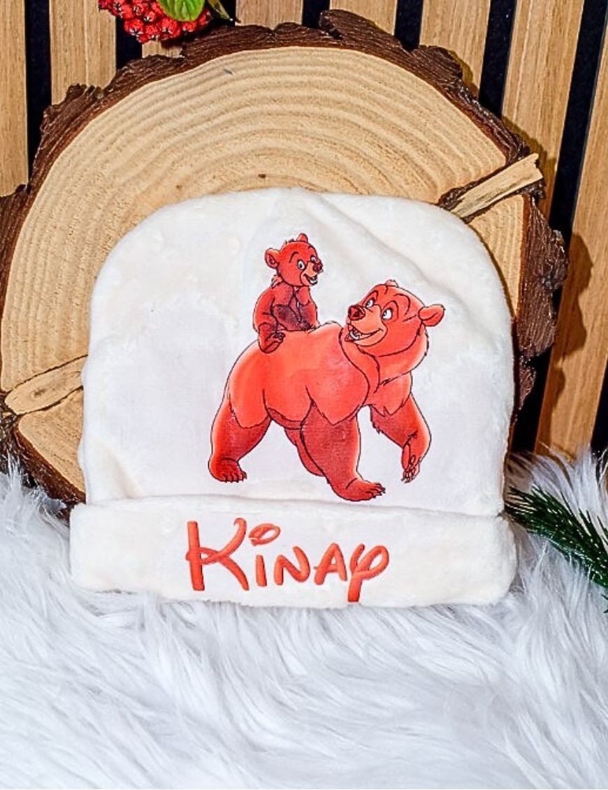 Marquez les premiers jours de bébé avec un bonnet de naissance personnalisé : un cadeau tendre et mémorable.